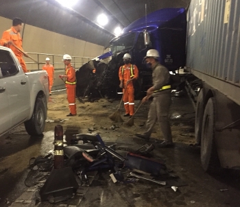 Hầm Hải Vân tê liệt 4 giờ do xe đầu kéo tông xe tải