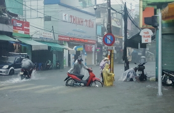 Sau đợt mưa lớn, đường phố Đà Nẵng biến thành... "sông"