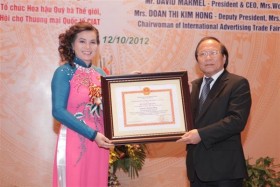 Tiến sĩ Kim Hồng là "Đệ nhất Hoa hậu Quý bà thế giới"