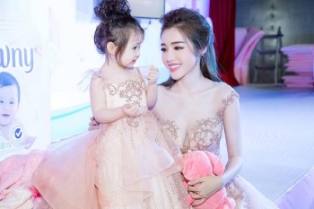 ​Elly Trần cùng con gái nổi bật trong 'Ngày hội gia đình'