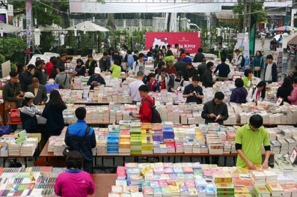 Hội chợ sách Quốc tế 2015: Tấp nập độc giả yêu sách