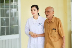 Lý Nhã Kỳ tổ chức khám chữa bệnh cho 500 bệnh nhân nghèo ở Vũng Tàu