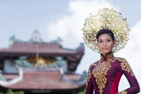 Trương Thị May lộng lẫy trong bộ quốc phục hoa sen