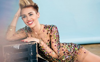 Những hình ảnh 'tử tế' hiếm hoi của Miley nổi loạn