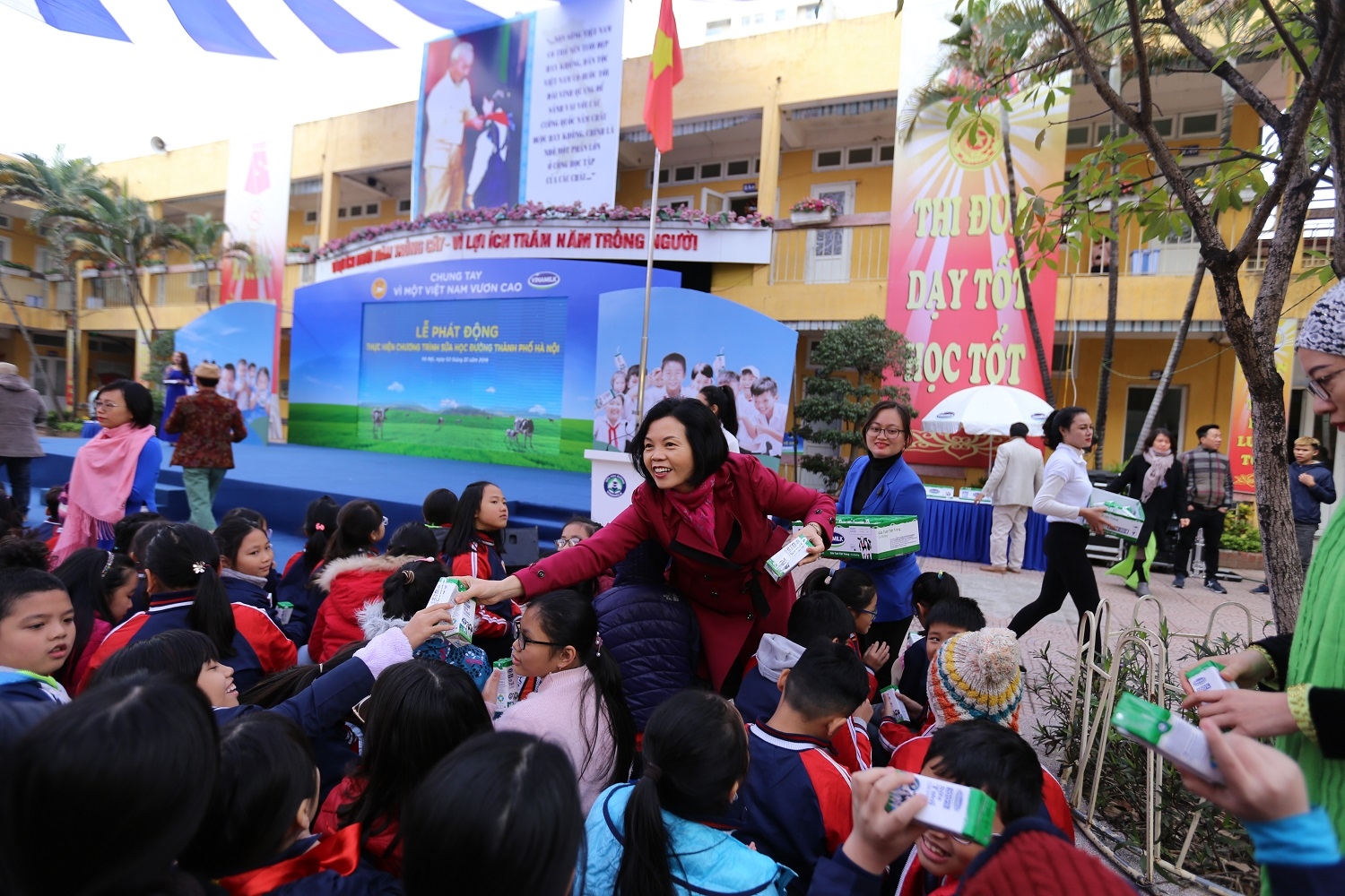 Hà Nội đồng loạt cho trẻ em uống sữa học đường từ 2019