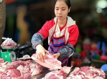 Giá giảm, thịt heo tại chợ vẫn ế
