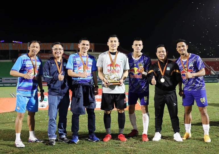 Báo Thái Lan gọi HA Gia Lai của HLV Kiatisuk là đội bóng trong mơ - 2