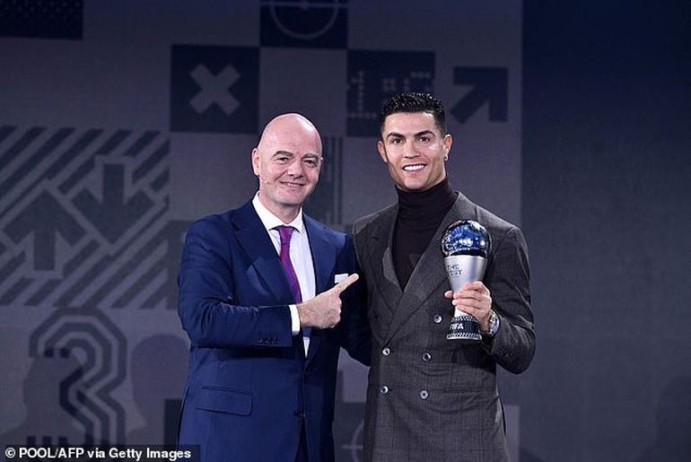 C.Ronaldo được FIFA vinh danh ở giải thưởng đặc biệt - 1