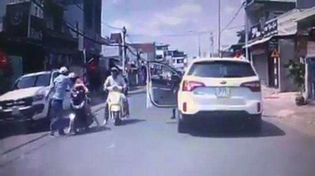 Xác định được người đàn ông đi ô tô tát người phụ nữ đi xe máy