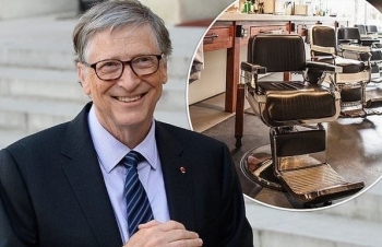 Gây "sốc" vụ đi mua khoai tây chiên, tỷ phú Bill Gates lại gây chú ý khi cắt tóc vẫn xếp hàng