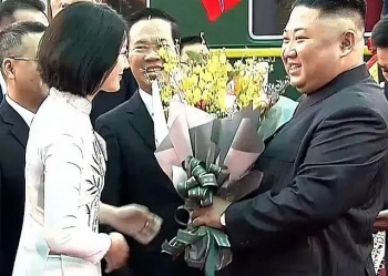 Điều chưa biết về nữ sinh mặc áo dài trắng tặng hoa ông Kim Jong Un