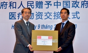 Việt Nam tặng trang thiết bị y tế cho Trung Quốc