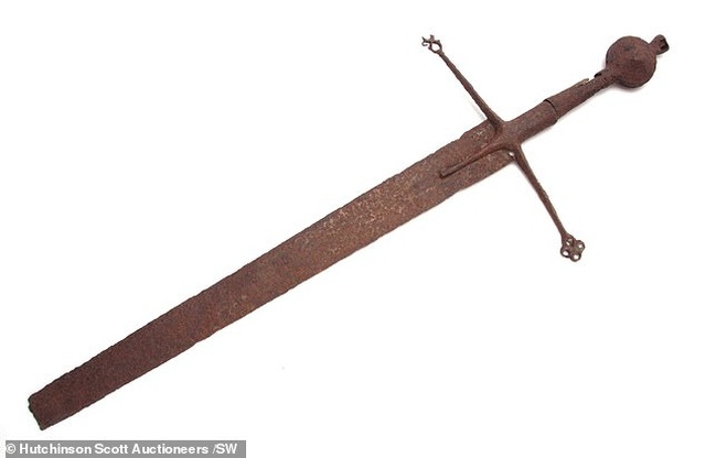 Thanh kiếm gỉ tìm thấy trong nhà kho được bán với giá hơn 900 triệu đồng