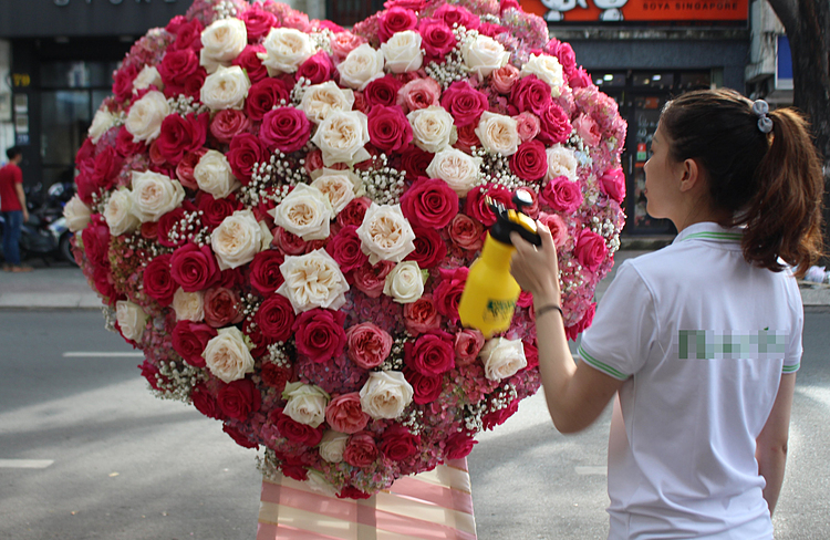 Kệ hoa trái tim 40 triệu đồng ngày Valentine