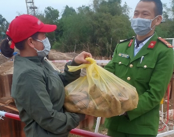 Người Sơn Lôi "tiếp tế" cán bộ trực chốt