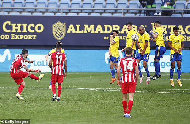 Luis Suarez lập cú đúp, Atletico hơn Real Madrid và Barcelona 10 điểm - 1