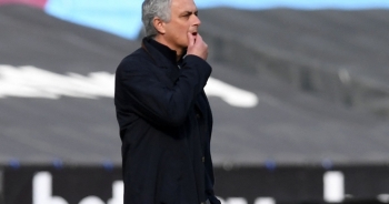 Chiếc ghế huấn luyện viên của Mourinho lung lay dữ dội