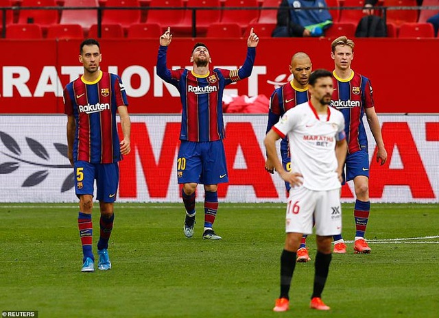 Túm áo ngăn Messi bất thành, ngôi sao Sevilla trở thành trò cười - 2