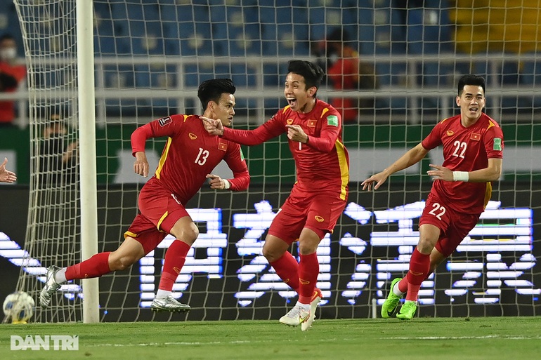 Cổ động viên Trung Quốc đập nát tivi sau trận thua tuyển Việt Nam - 1