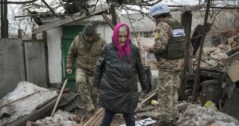 Căng thẳng leo thang, phe ly khai Ukraine sơ tán người dân sang Nga