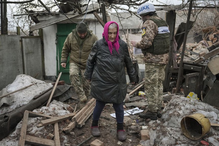 Căng thẳng leo thang, phe ly khai Ukraine sơ tán người dân sang Nga - 1