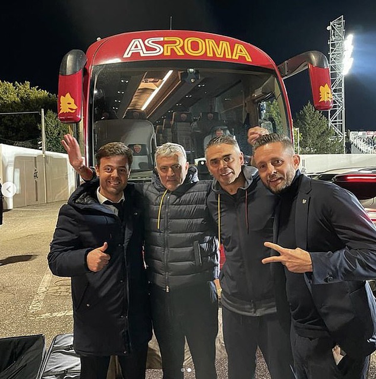 Hài hước việc HLV Mourinho chỉ đạo học trò từ… xe bus - 1