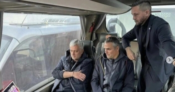Hài hước việc HLV Mourinho chỉ đạo học trò từ… xe bus