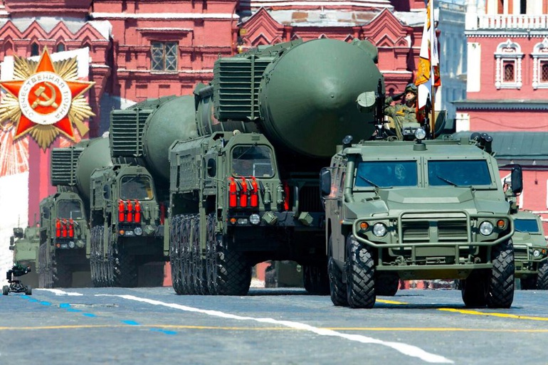 Tướng Nga báo cáo Tổng thống Putin: Bộ ba hạt nhân đã sẵn sàng - 1