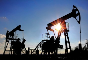 Giá dầu bất ngờ giảm mạnh