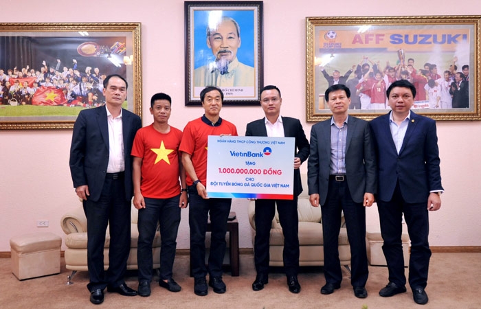 VietinBank trao tặng Đội tuyển Việt Nam 1 tỷ đồng