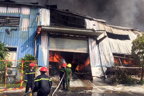 Khói lửa bao trùm công ty sản xuất nến ở Tây Ninh