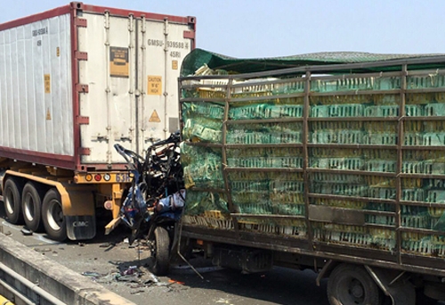 Xe tải tông đuôi container trên cao tốc Long Thành, 2 người chết