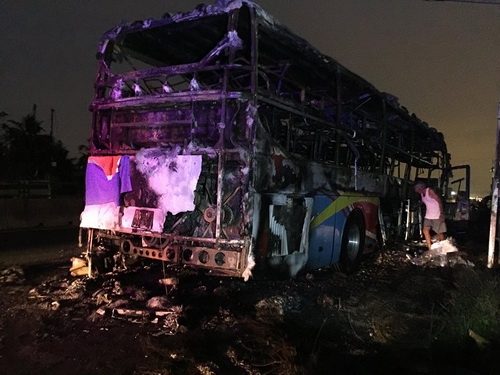 Xe khách giường nằm cháy lan vào nhà dân ở Bình Thuận