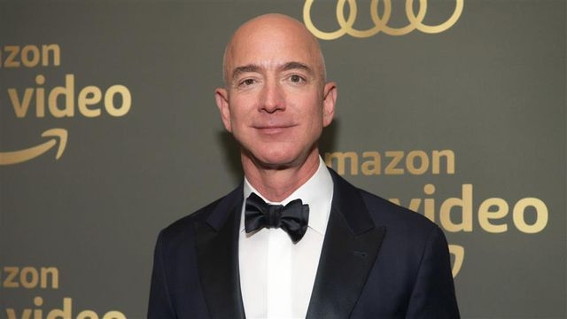 Bị người quen bán tin ngoại tình cho báo lá cải, tỷ phú Jeff Bezos vẫn kiếm 8 tỷ USD tuần qua