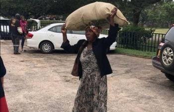 Tỷ phú giàu nhất Zimbabwe tặng nhà, ngàn USD cho bà lão làm việc thiện