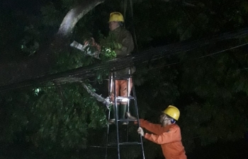 Công ty Điện lực Yên Bái xuyên đêm khắc phục sự cố điện do mưa đá