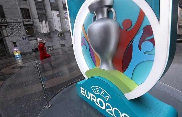 UEFA hoãn vòng chung kết Euro sang hè 2021