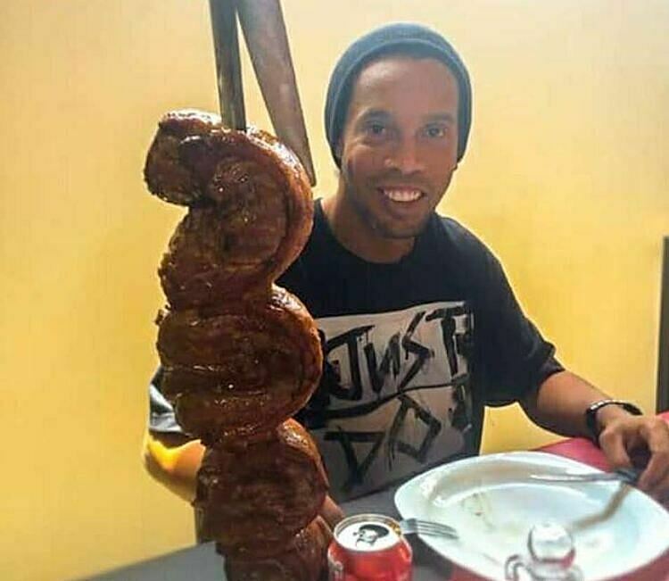 Ronaldinho đón sinh nhật thứ 40 trong tù