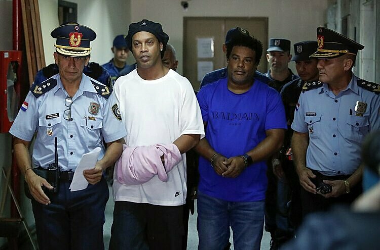 Ronaldinho đón sinh nhật thứ 40 trong tù