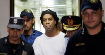Ronaldinho đối diện với 10 năm tù tại Paraguay