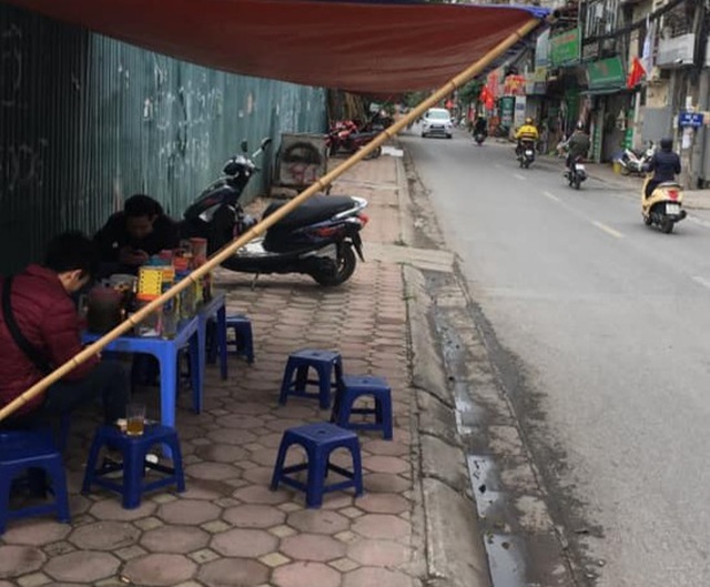 Hà Nội: Mở bán trà đá chui, hét  giá 30.000 đồng 1 cốc - 1