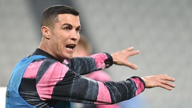 C.Ronaldo bĩu môi khi chứng kiến đồng đội ghi bàn - 2