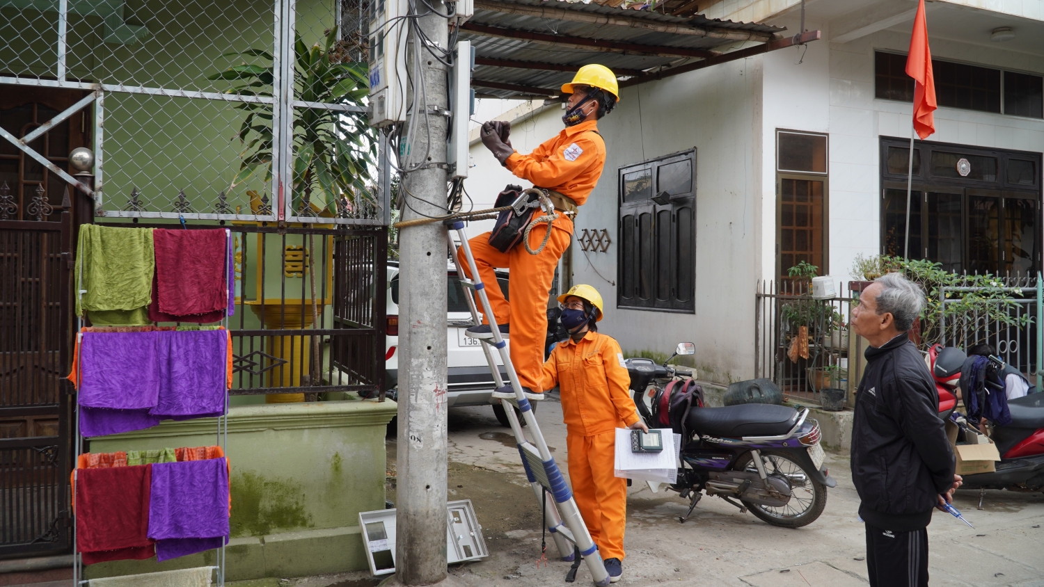 Phụ nữ ngành điện nỗ lực để “vẹn cả đôi đường”