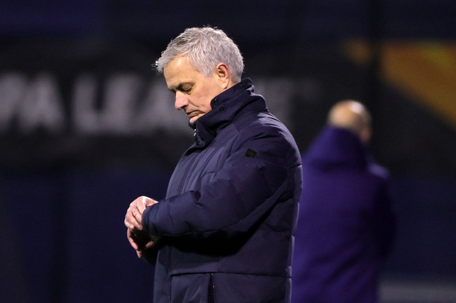 Tottenham thua mất mặt, HLV Mourinho phát điên với học trò - 4