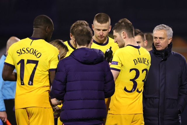 Tottenham thua mất mặt, HLV Mourinho phát điên với học trò - 2