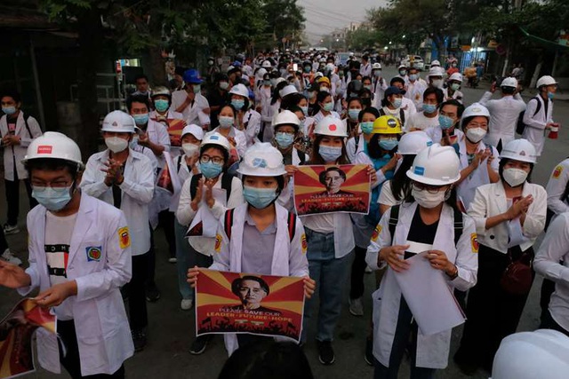 Người Myanmar biểu tình xuyên đêm - 1
