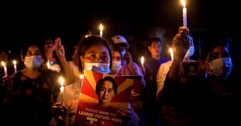 Người Myanmar biểu tình xuyên đêm