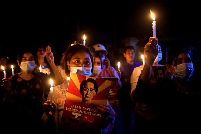 Người Myanmar biểu tình xuyên đêm - 2