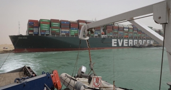 Kênh đào Suez tạm đóng do siêu tàu hàng "bít" đường