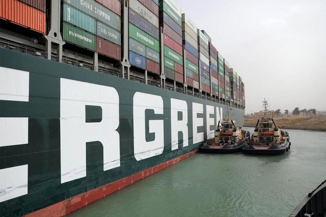 Kênh đào Suez tạm đóng do siêu tàu hàng bít đường - 2